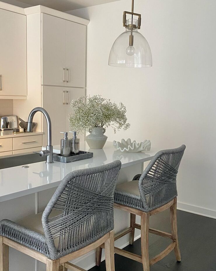The organic texture of the Easton Rope Barstool in Platinum/Light Gray provides an inviting contrast to this kitchen’s sleek surfaces. Photo and room by @liveably_staged_.
